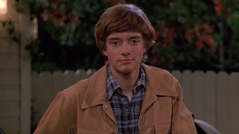 Eric Forman (Topher Grace) stands in his yard