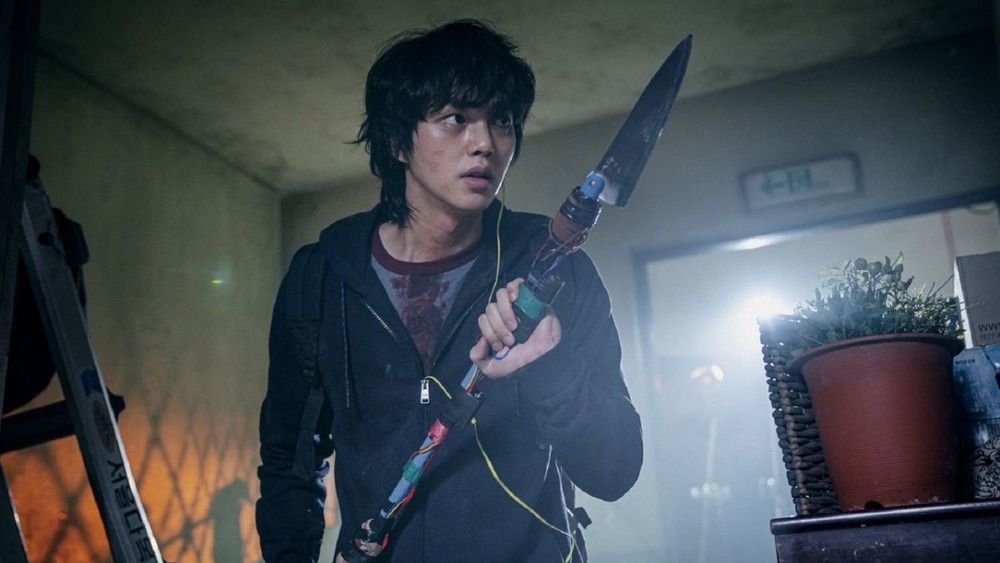 Cha Hyun-soo holding weapon