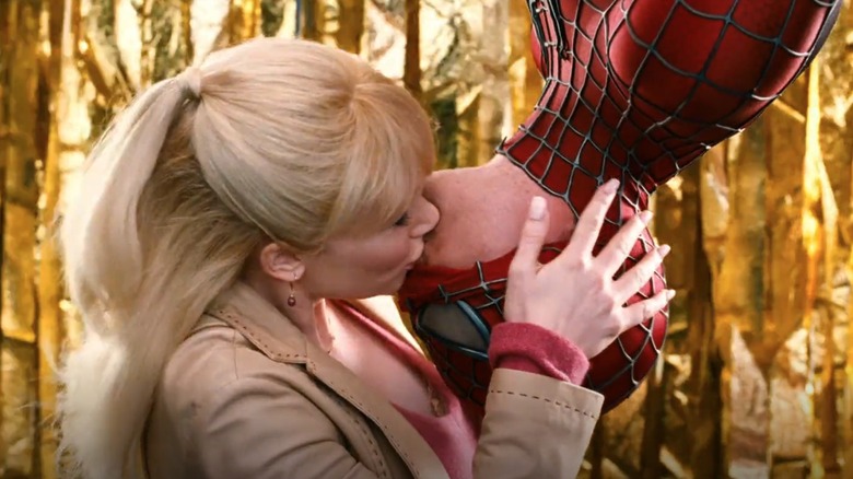 Spider-Man and Gwen Stacy kissing