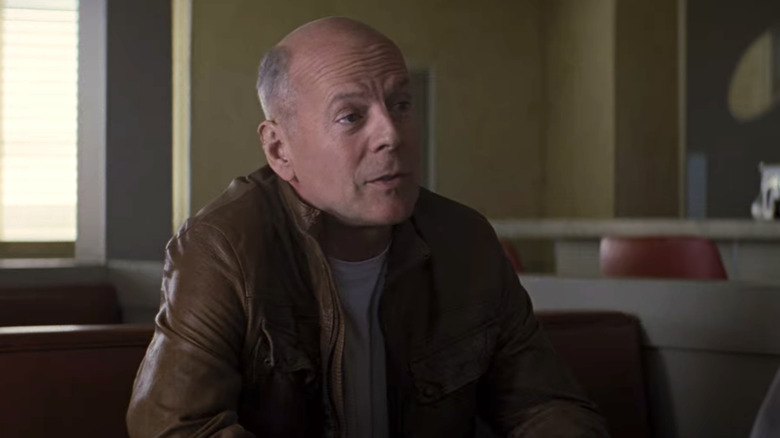 Looper Bruce Willis in diner