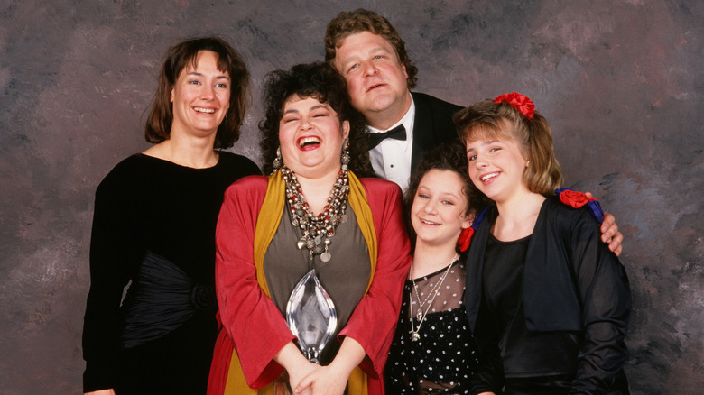 Cast of Roseanne smiling