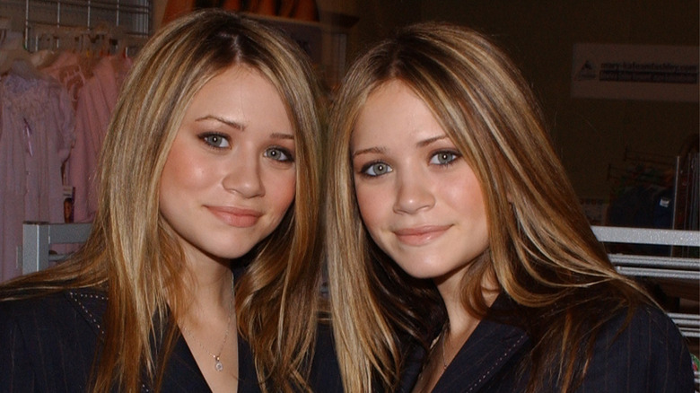 Olsen Twins smile at Dualstar summit