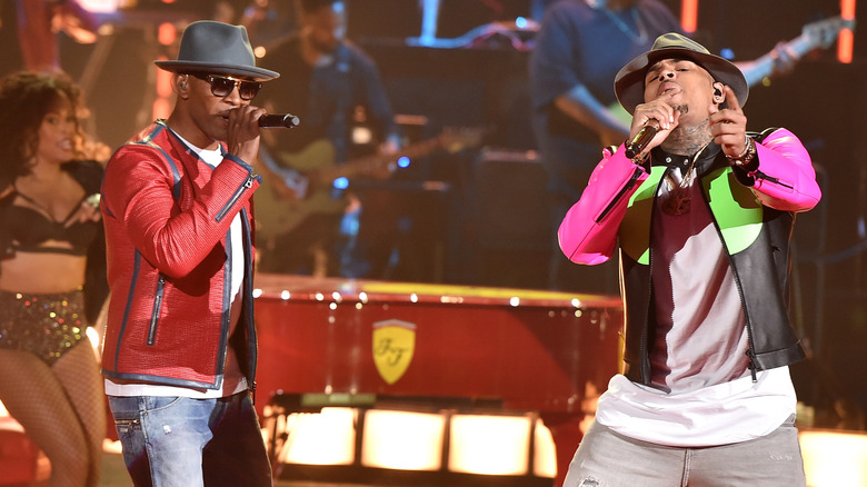 Jamie Foxx singing with Chris Brown