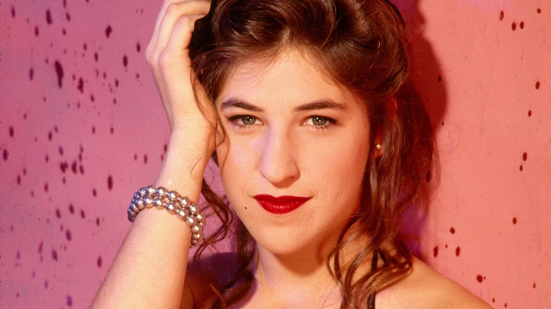 Young Mayim Bialik smiling