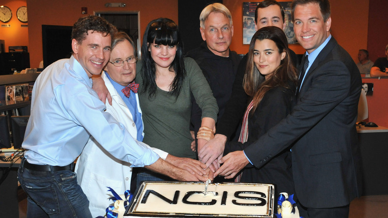 Brian Dietzen Jimmy Palmer David McCallum Ducky Mallard Pauley Perrette Abby Sciuto Mark Harmon Leroy Jethro Gibbs Sean Murray Timothy McGee Cote de Pablo ZIva David Michael Weatherly Anthony DiNozzo NCIS cutting cake