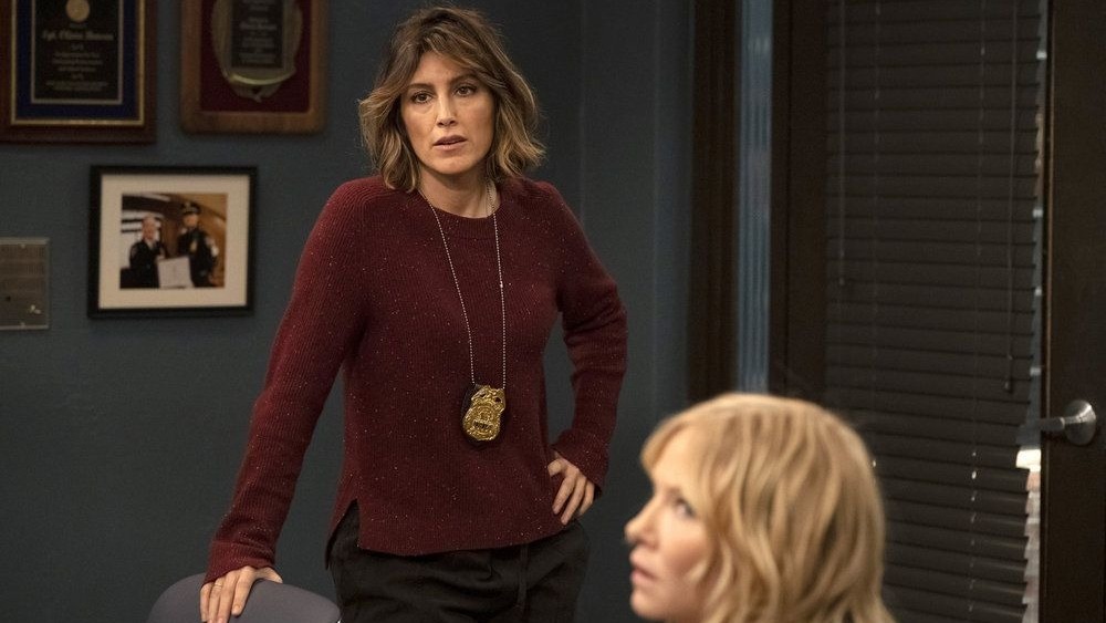 Jennifer Esposito wears a badge on Law and Order: SVU