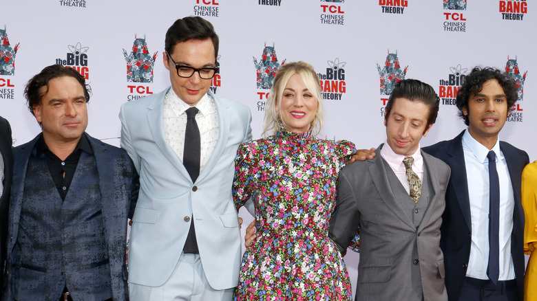 Kaley Cuoco at a red carpet with Johnny Galecki, Jim Parsons, Simon Helberg, and Kunal Nayyar