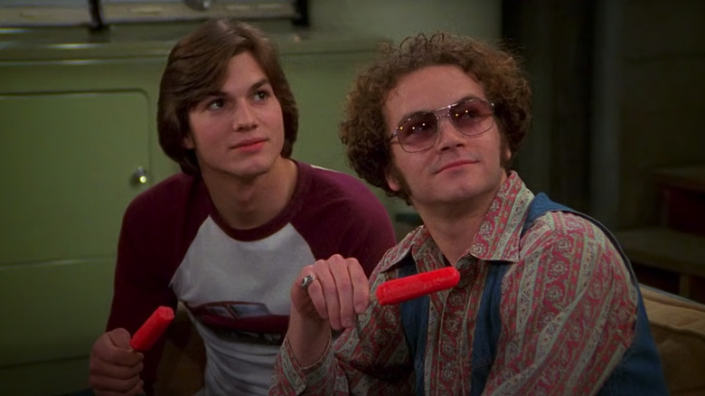 Kelso and Hyde enjoying popsicles