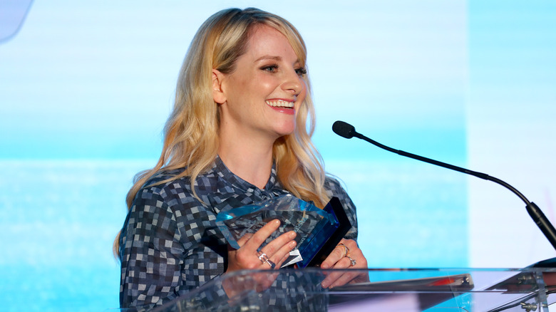 Melissa Rauch at podium