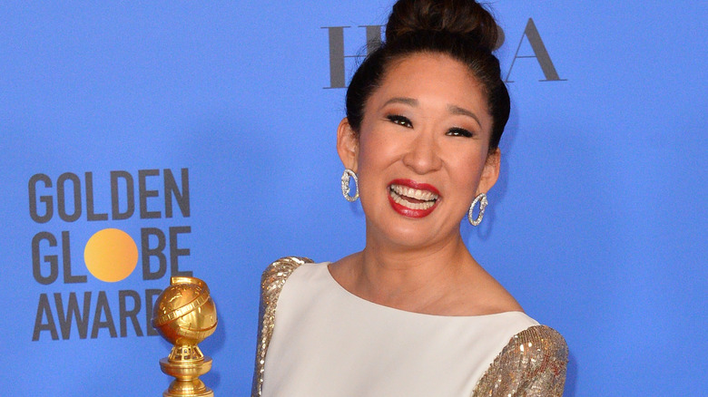 Sandra Oh holding Golden Globe