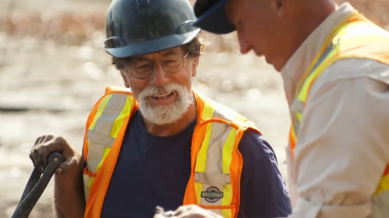 Gary Drayton shows Rick Lagina artifact