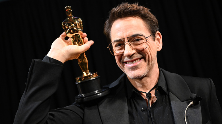 Robert Downey Jr holding Oscar