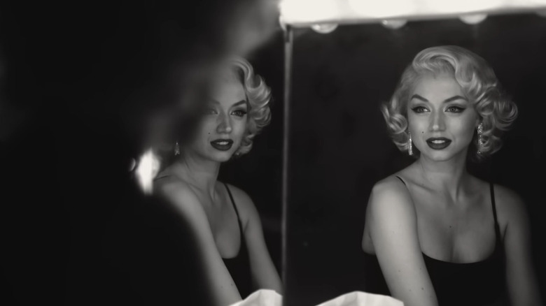 Marilyn Monroe smiling in the mirror