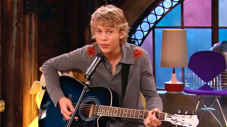 Butler playing guitar on iCarly