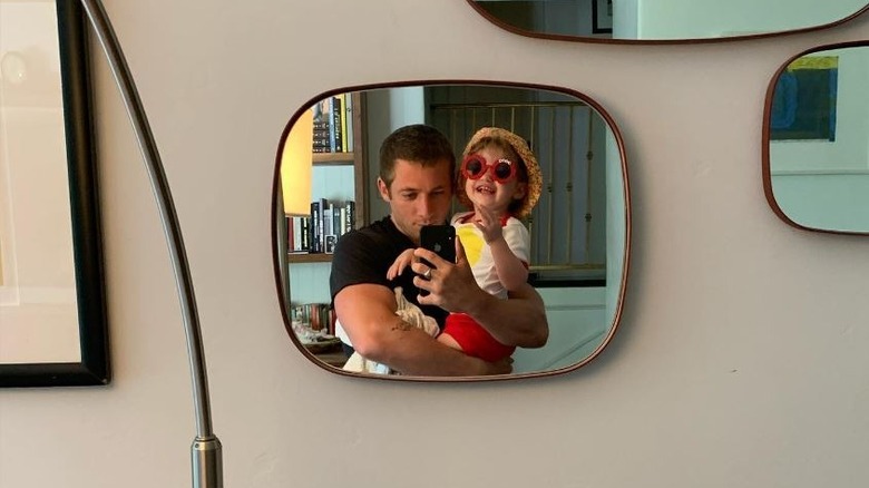 Jeremy Allen White posing with daughter