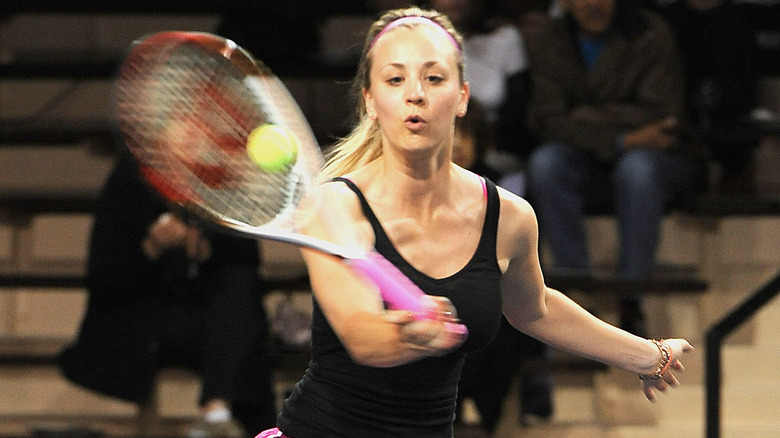 Kaley Cuoco plays tennis