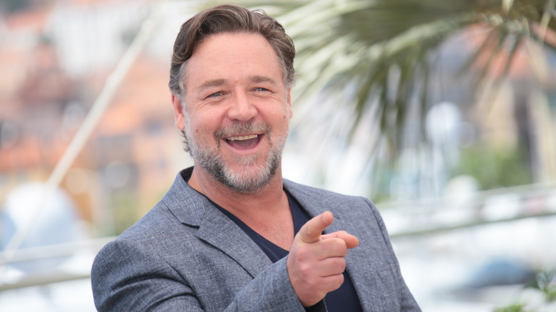 Russell Crowe pointing