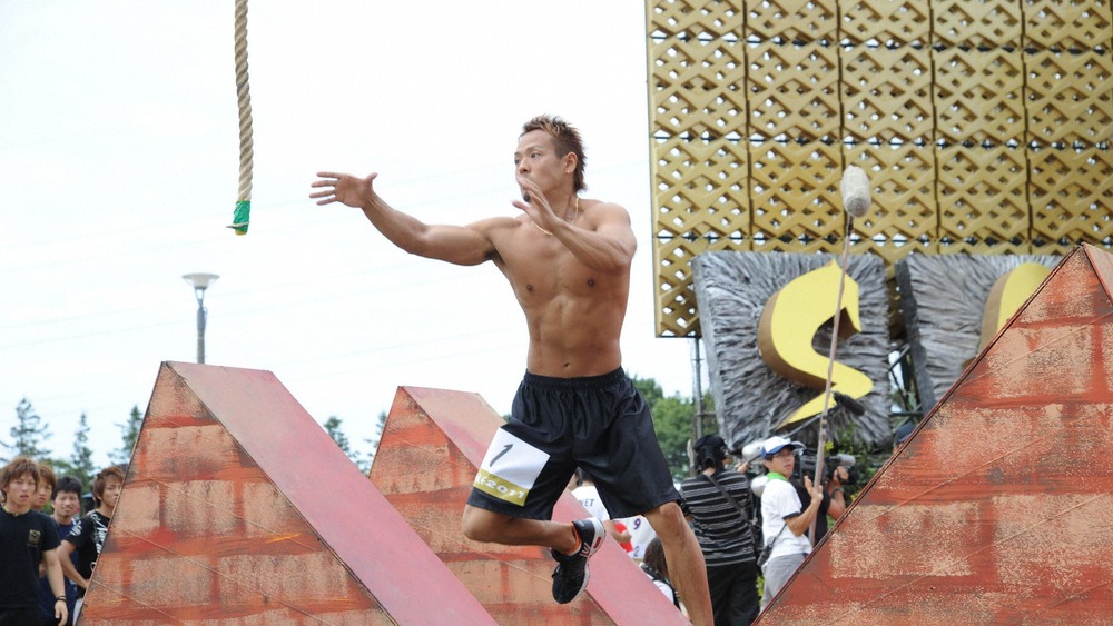 Shirtless Japanese contestant jumps for rope