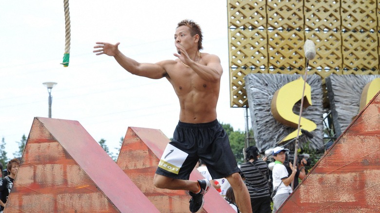 Shirtless Japanese contestant jumps for rope