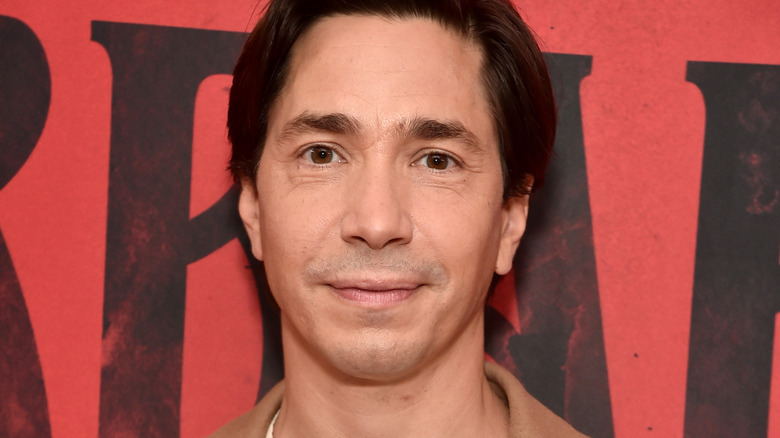 Justin Long on a red carpet