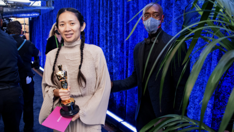 Chloé Zhao holding Oscar