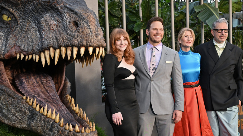 Jurassic World Dominion cast posing with dinosaur