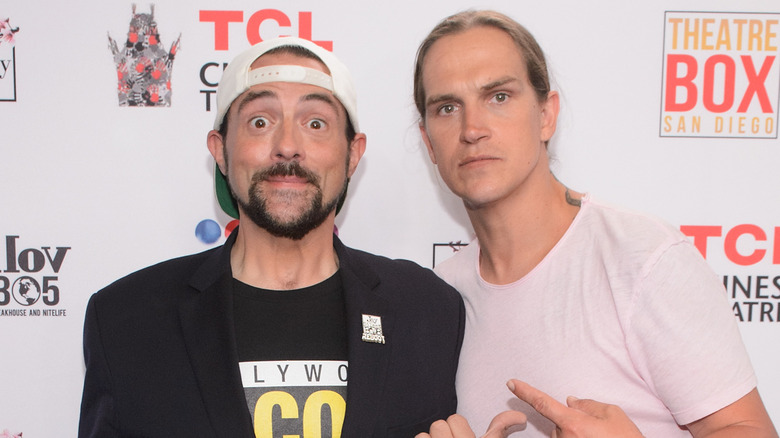 smith and mewes looking at camera