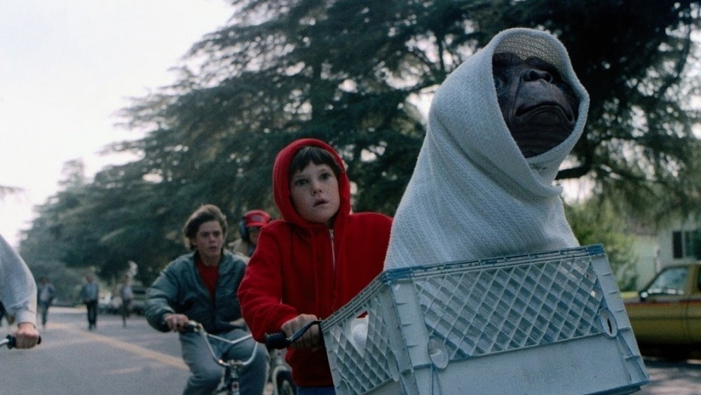 Elliott carrying E.T. on his bike