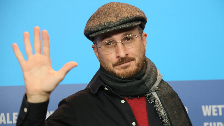 Darren Aronofsky waving 