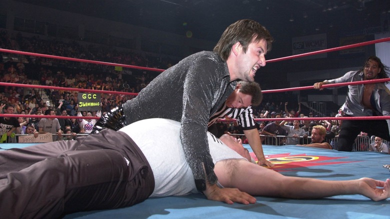 David Arquette pins wrestler