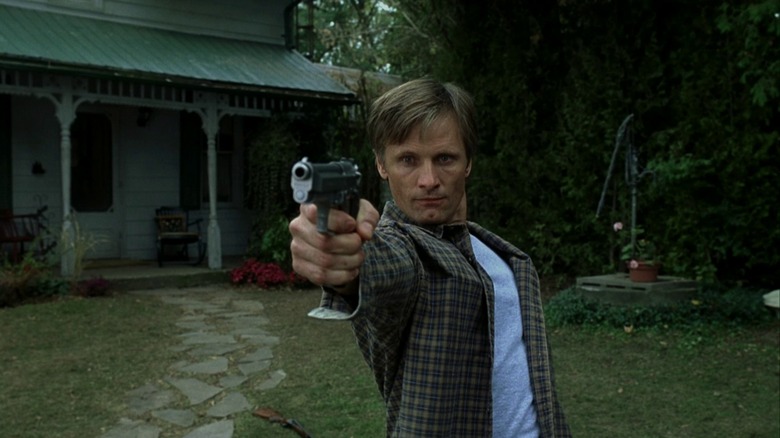 Viggo Mortensen points gun