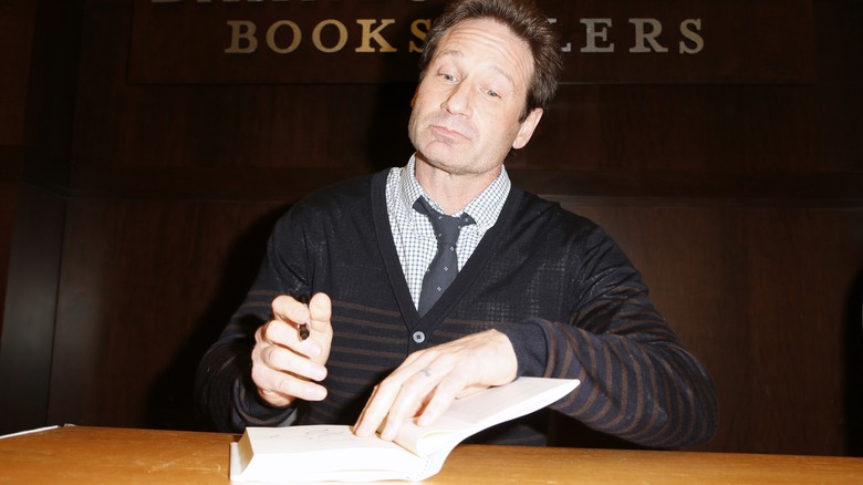 David Duchovny signs book