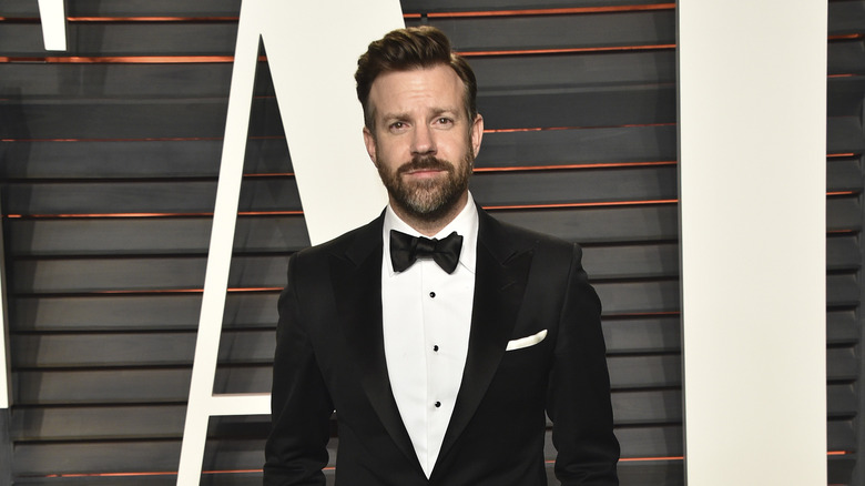 Jason Sudeikis posing at event