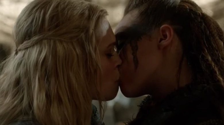 Eliza Taylor and Alycia Debnam-Carey kiss  