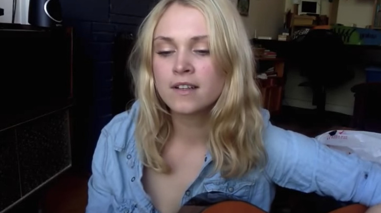 Eliza Taylor plays guitar 