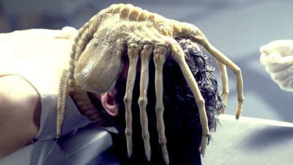 The facehugger alien attacks