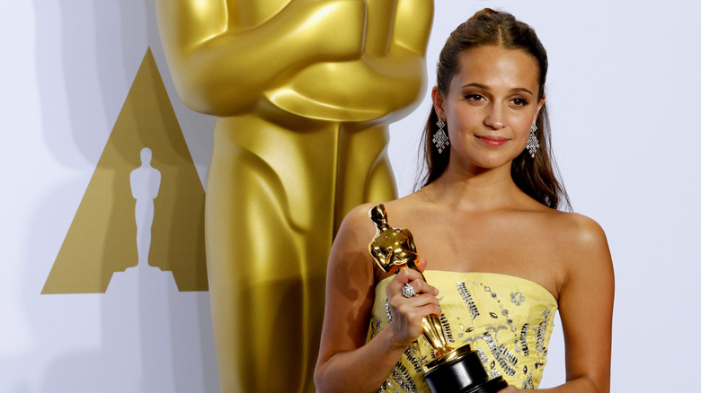 Alicia Vikander holding Oscar 