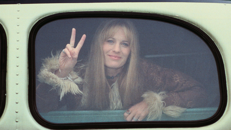 Forrest Gump's girlfriend giving the peace sign