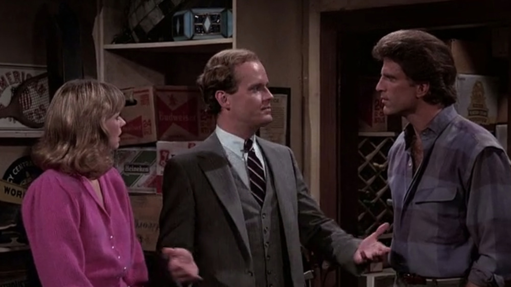 Frasier standing between Diane and Sam