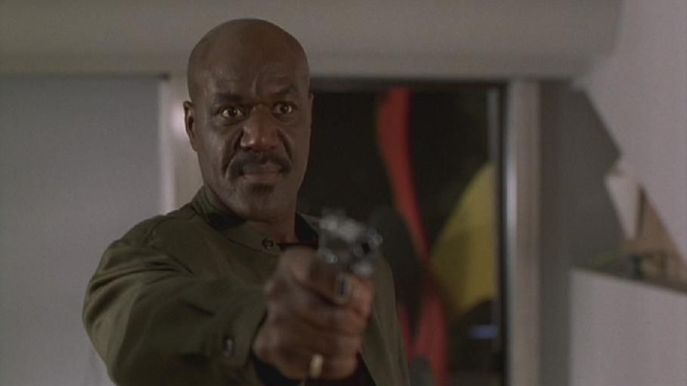 Delroy Lindo pointing gun