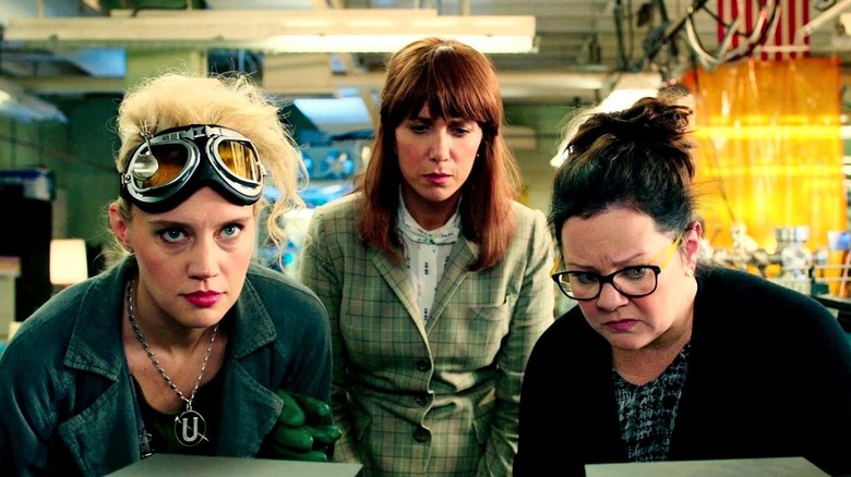 Kate McKinnon, Kristen Wiig, and Melissa McCarthy searching the internet