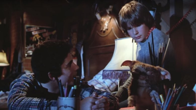 Zach Galligan, Corey Feldman, and Gizmo in Gremlins