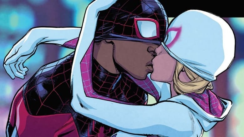 Miles and Gwen kissing in the comics