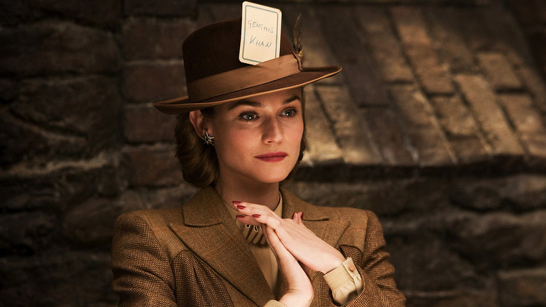 Diane Kruger with card in hat