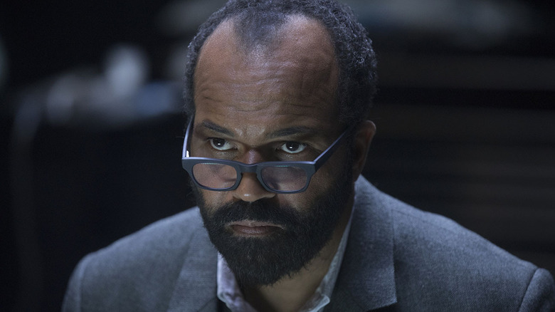 Jeffrey Wright surveying a mechanical human