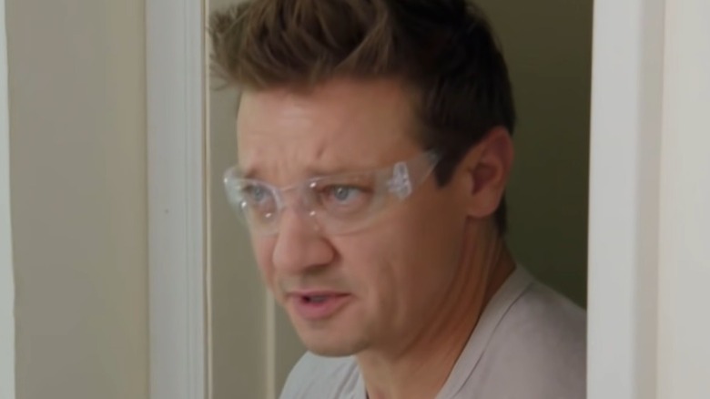 Jeremy Renner wears glasses