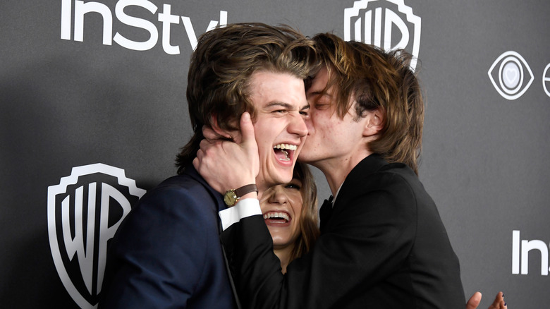 Charlie Heaton kissing Joe Keery