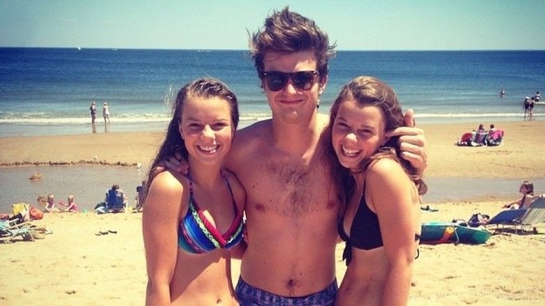 Joe Keery with his sisters