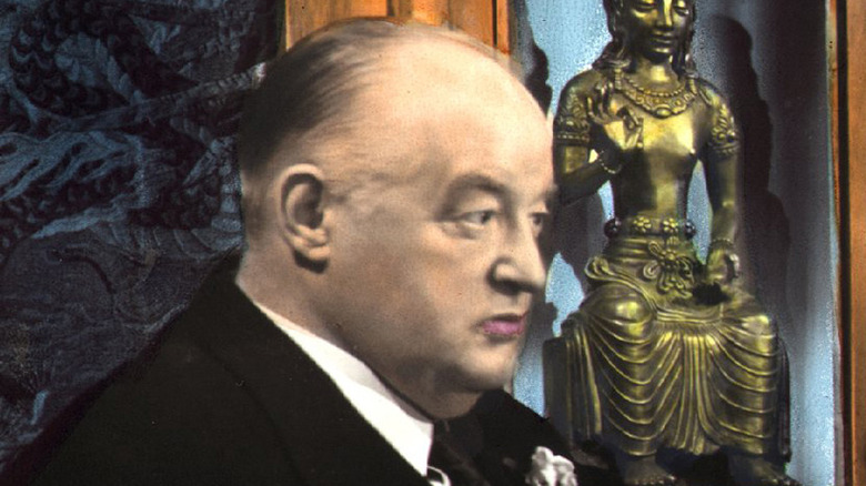 Sydney Greenstreet and golden statue