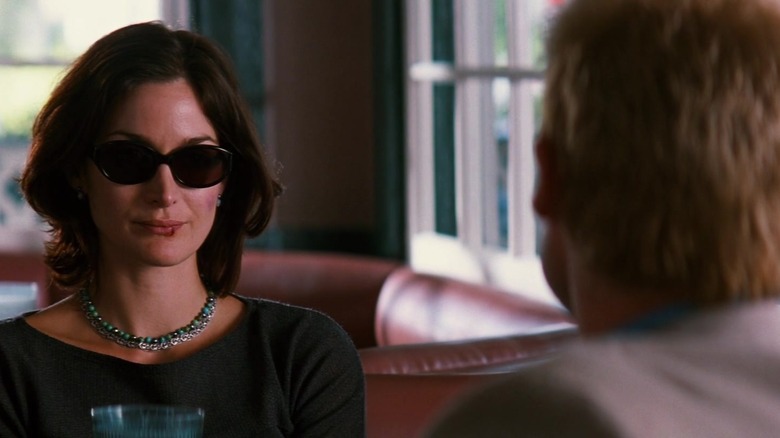 Carrie Anne Moss and Guy Pearce in a diner